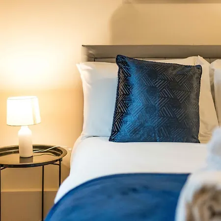 Central 4 Bed Flat - Sleep 8